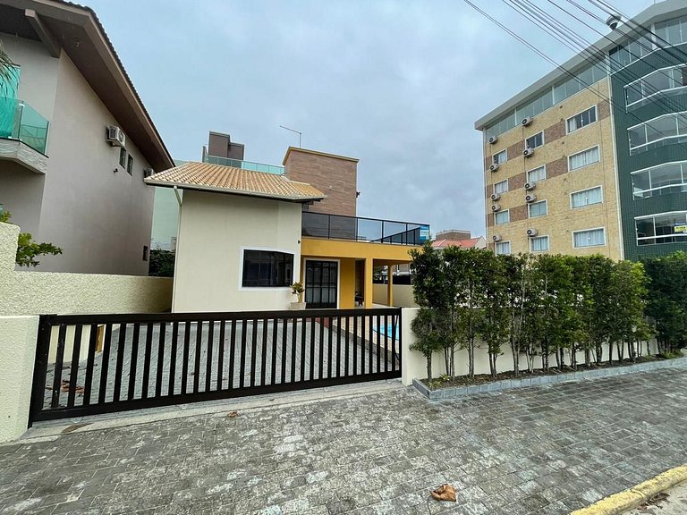 Cód 3 - Casa com piscina a 100 metros da praia