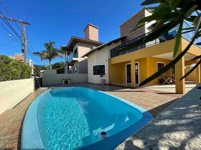 Cód 3 - Casa com piscina a 100 metros da praia