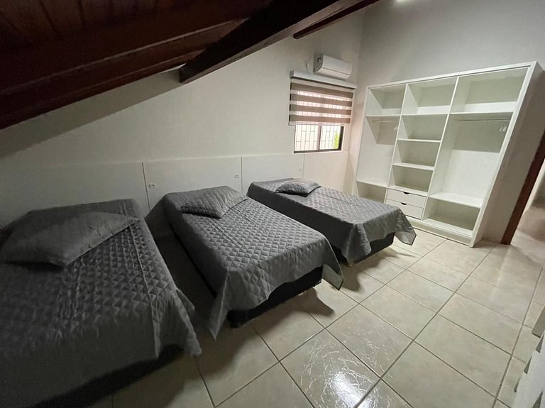 Cód 3 - Casa com piscina a 100 m do mar