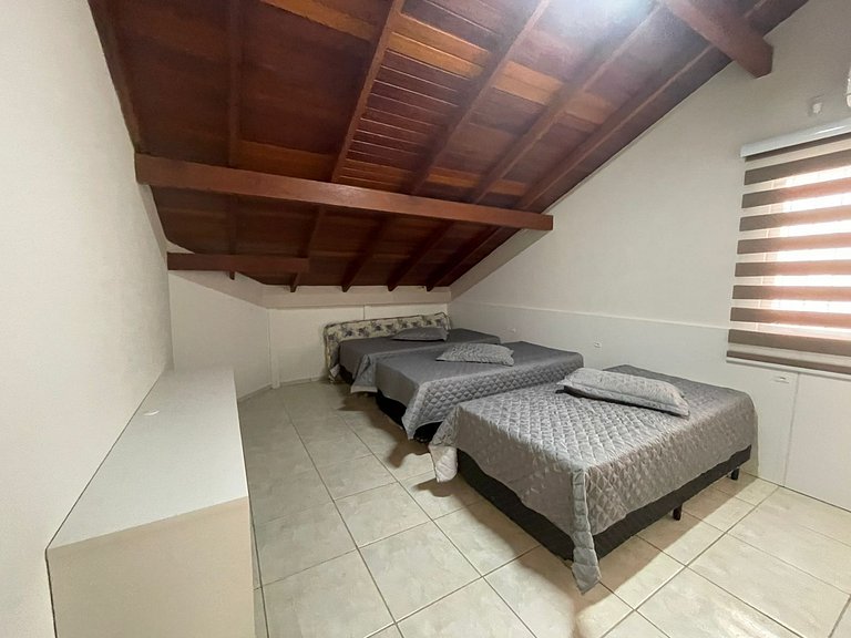 Cód 3 - Casa com piscina a 100 m do mar