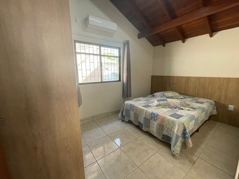 Cód 3 - Casa com piscina a 100 m do mar