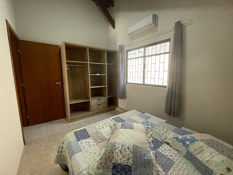 Cód 3 - Casa com piscina a 100 m do mar