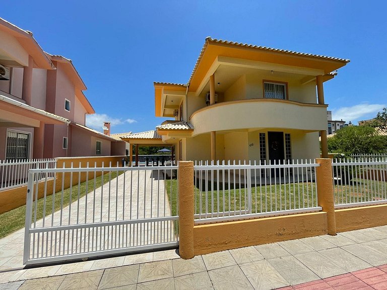 Cód 11 - Excelente casa localizada á 180m do mar