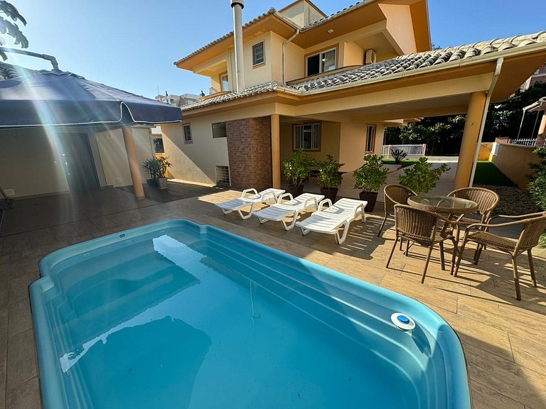 Cód 11 - Excelente casa localizada á 180m do mar