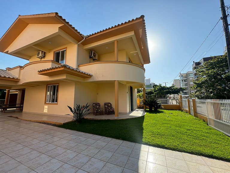 Cód 11 - Excelente casa localizada á 180m do mar