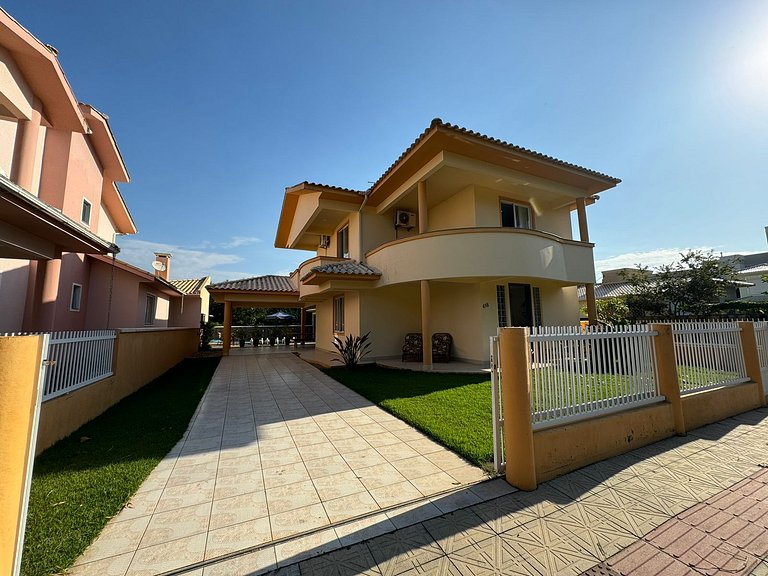 Cód 11 - Excelente casa localizada á 180m do mar