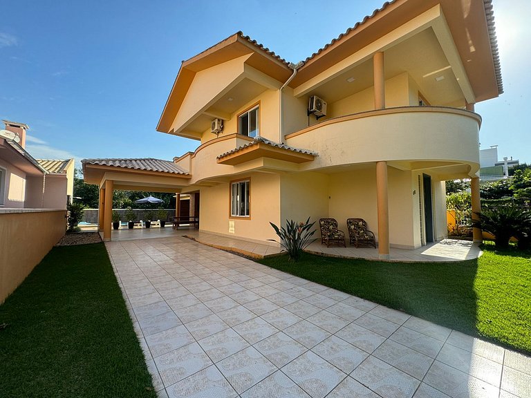 Cód 11 - Excelente casa localizada á 180m do mar