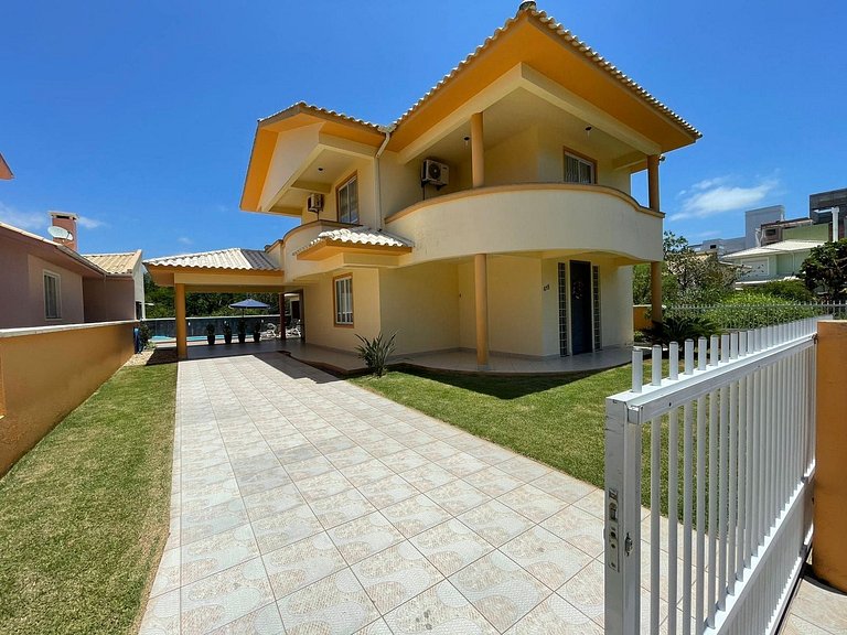 Cód 11 - Excelente casa localizada á 180m do mar