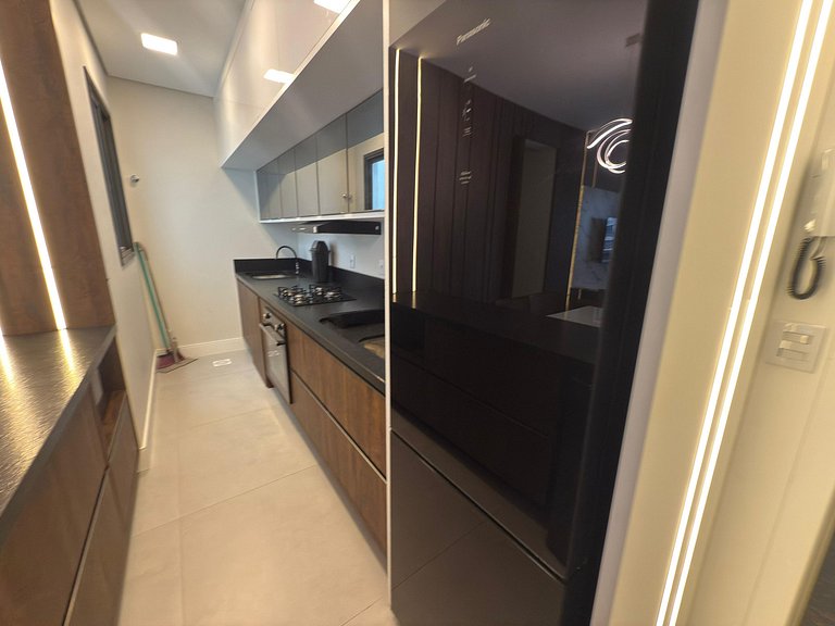 Cód 57 - Apto com 3 dormitórios a 180m do mar