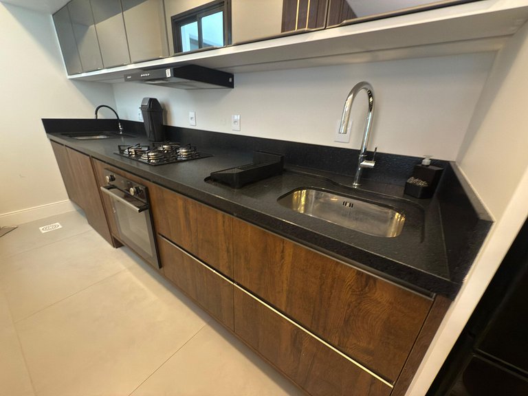 Cód 57 - Apto com 3 dormitórios a 180m do mar