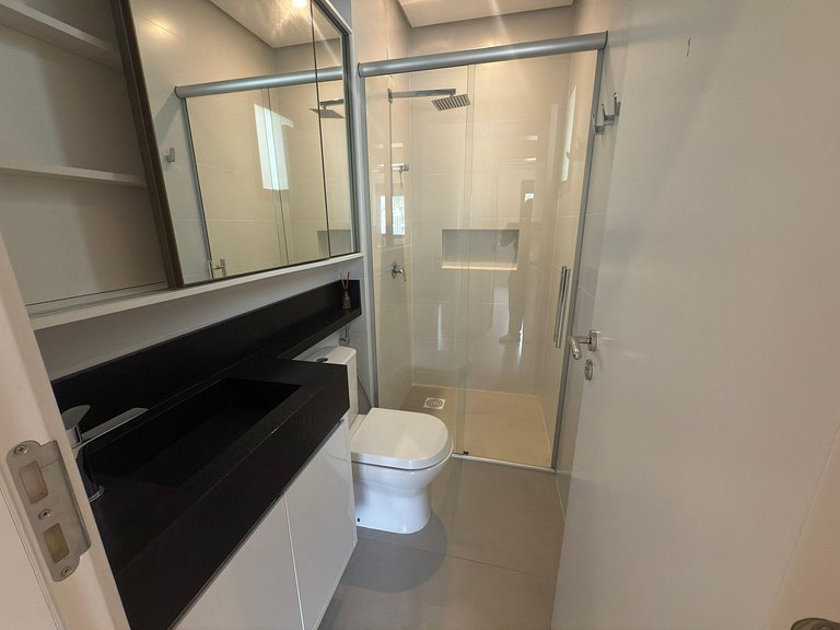 Cód 57 - Apto com 3 dormitórios a 180m do mar