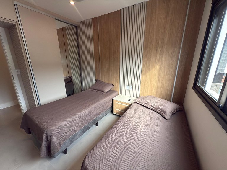 Cód 57 - Apto com 3 dormitórios a 150m do mar