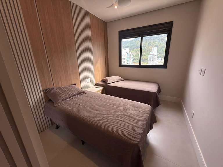 Cód 57 - Apto com 3 dormitórios a 180m do mar