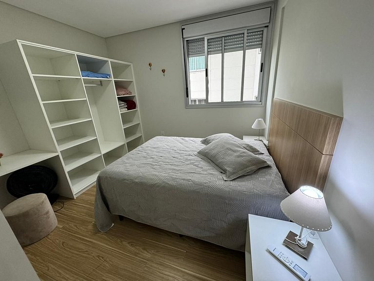 Cód 65 - Apto com 2 dormitórios no Arpoador