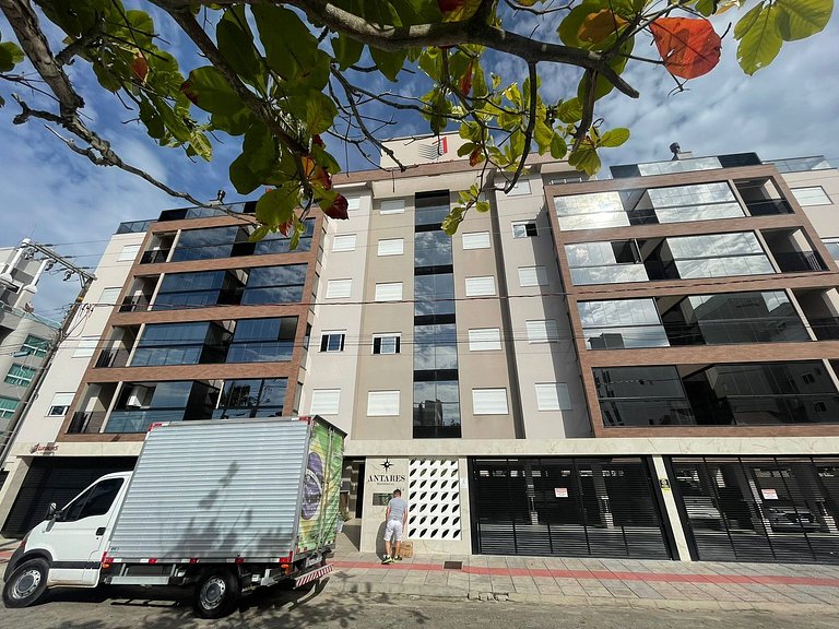 Cód 76 - Apartamento especular á 180 m do mar