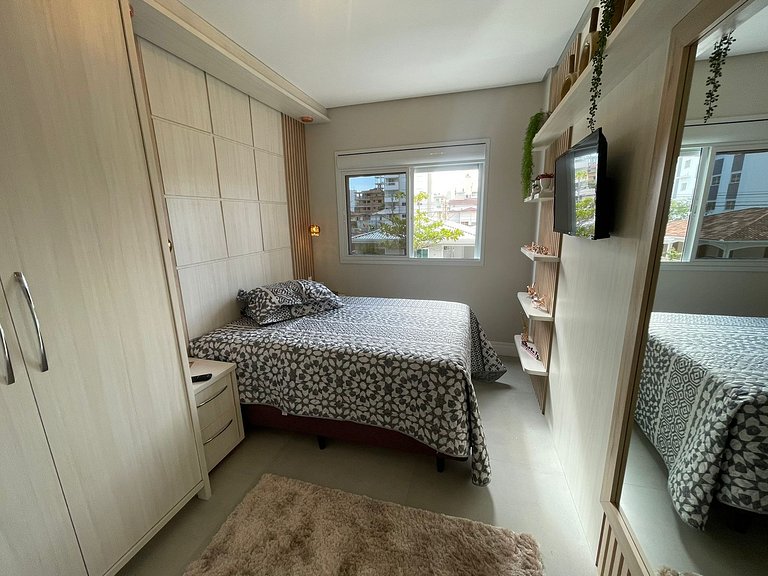 Cód 76 - Apartamento especular á 180 m do mar