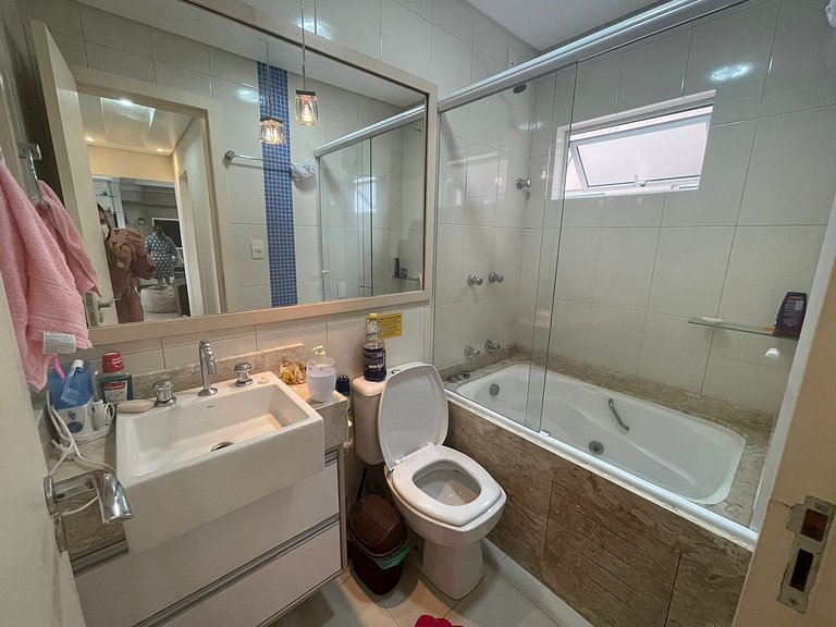 Cód 79 - Apto com hidromassagem e vista mar