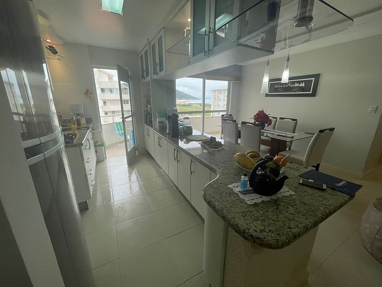 Cód 79 - Apto com hidromassagem e vista mar