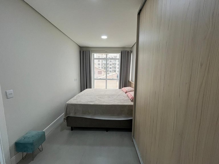 cód 99 - Excelente apartamento 100 metros da praia