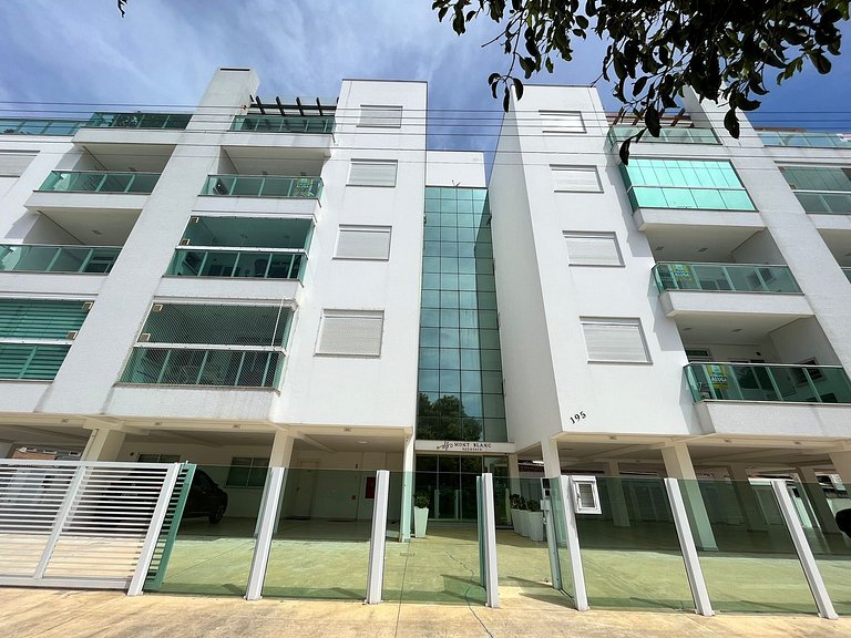 cód 125 - Apartamento amplo, a 80 metros do mar