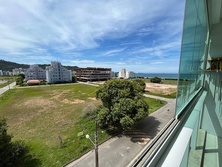 cód 125 - Apartamento amplo, a 80 metros do mar