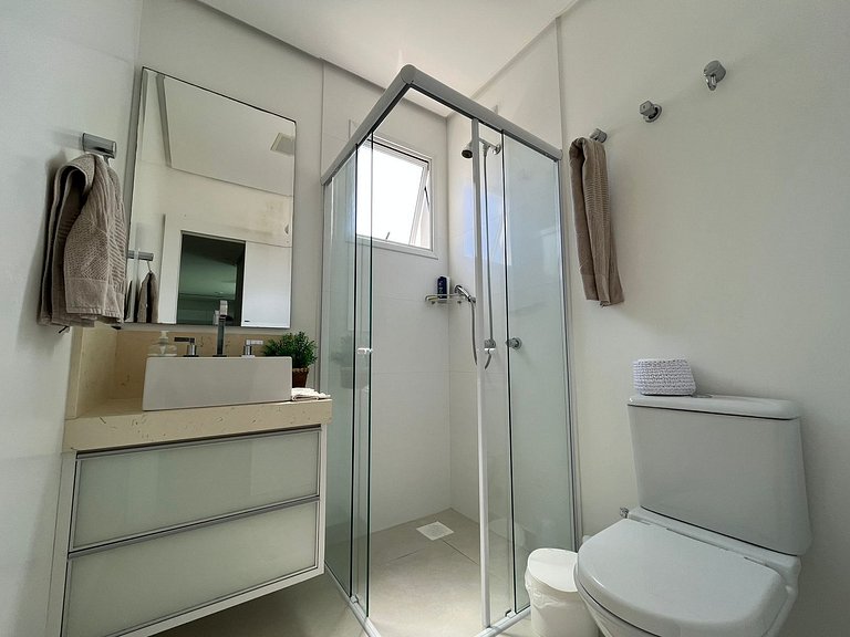 cód 125 - Apartamento amplo, a 80 metros do mar