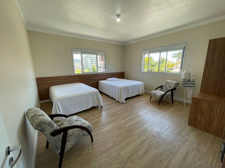 Cód 155 - Casa ampla e arejada, 280m do mar