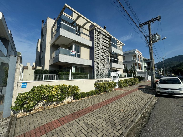 Cód 175 - Apartamento com 2 suítes 400m da Praia de Palmas