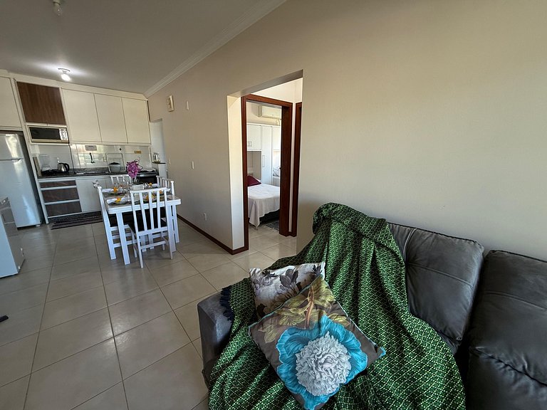 Cód 181 - Apartamento a 70 metros do mar com 2 dormitórios