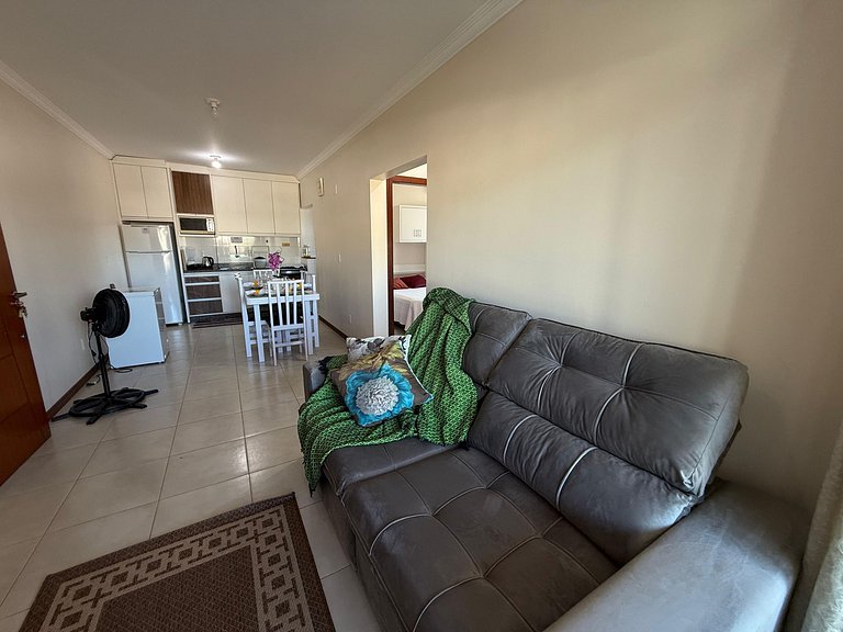 Cód 181 - Apartamento a 70 metros do mar com 2 dormitórios