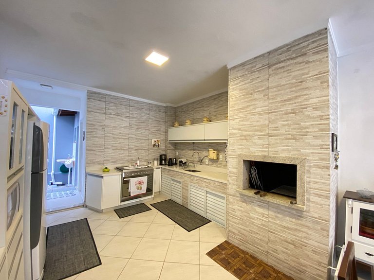 Cód 129 - Casa c/ sinuca a 300m da praia