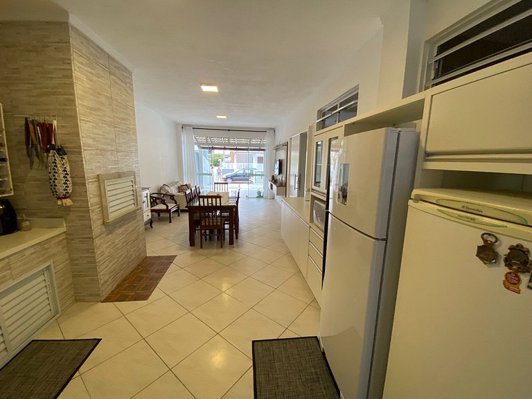 Cód 129 - Casa c/ sinuca a 300m da praia