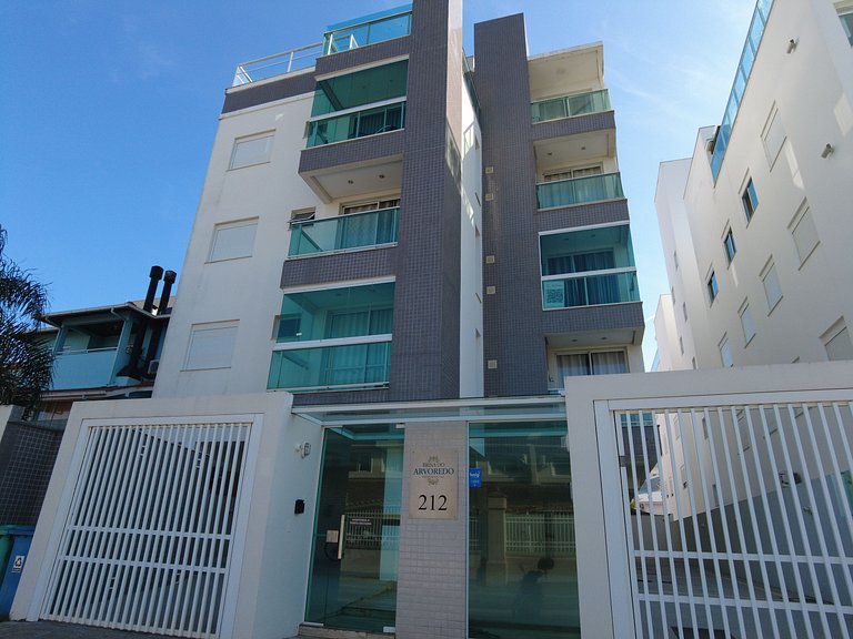 Cód 73 - Apto no Brisa do Arvoredo a 100m do mar