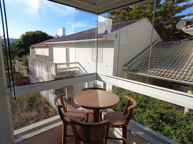 cód 139 - Belo apartamento á 200m do mar