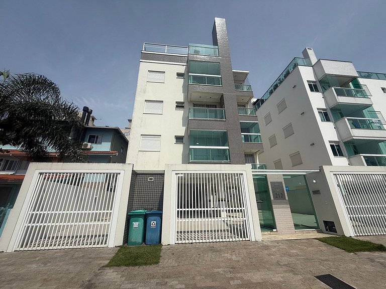 Cód 73 - Apto no Brisa do Arvoredo a 80m do mar