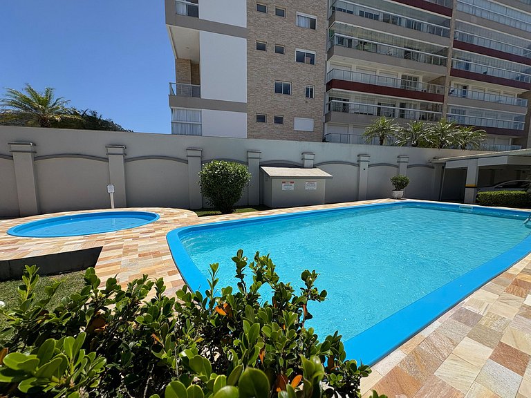 cód 154 - Excelente apartamento apenas 200m do mar