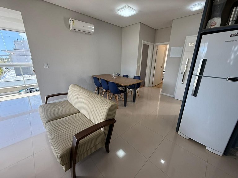 Cód 175 - Apartamento com 2 suítes 400m da Praia de Palmas