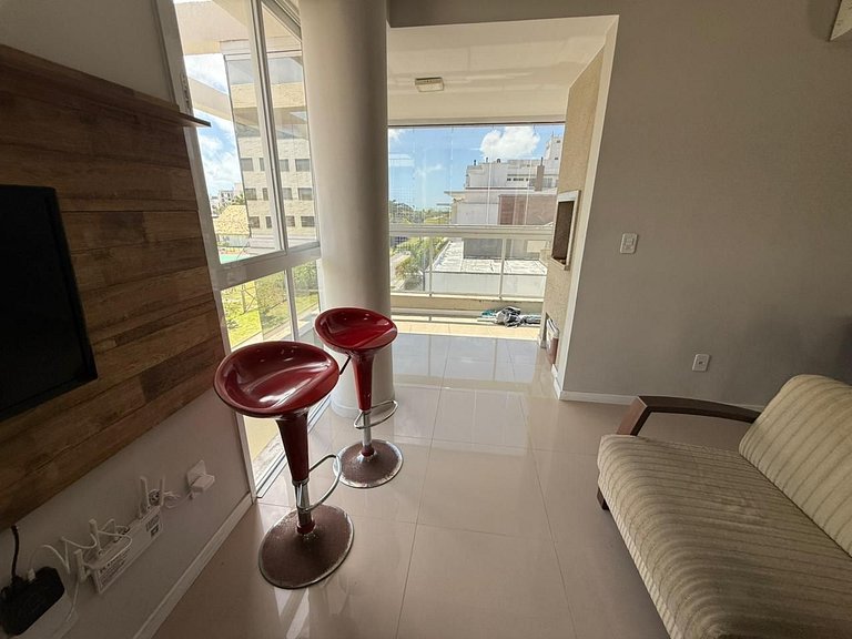 Cód 175 - Apartamento com 2 suítes 400m da Praia de Palmas