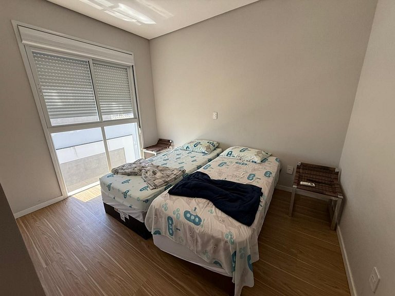 Cód 175 - Apartamento com 2 suítes 400m da Praia de Palmas