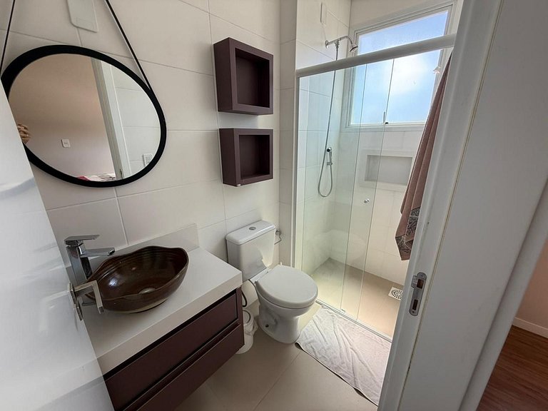 Cód 175 - Apartamento com 2 suítes 400m da Praia de Palmas