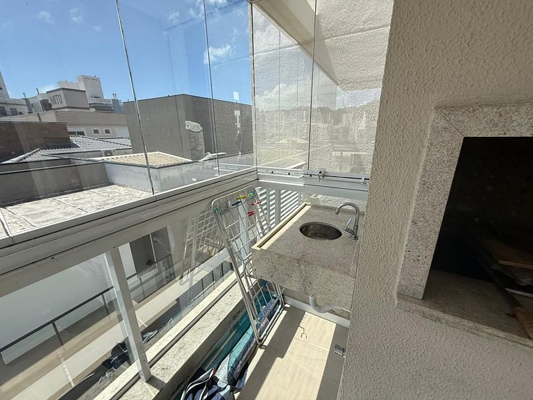 Cód 175 - Apartamento com 2 suítes 400m da Praia de Palmas