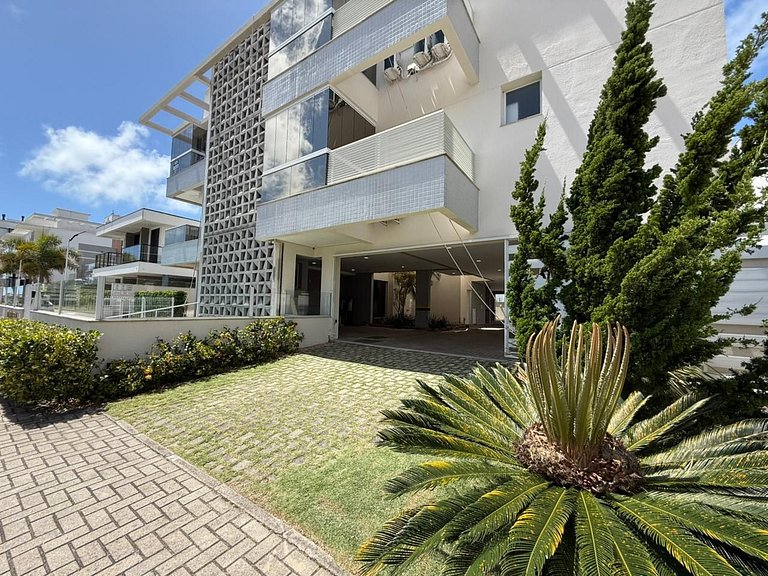 Cód 175 - Apartamento com 2 suítes 400m da Praia de Palmas