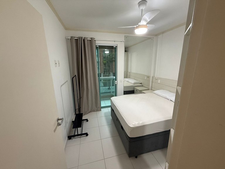 cód 81 - Apartamento de 3 dormitórios á 90m do mar