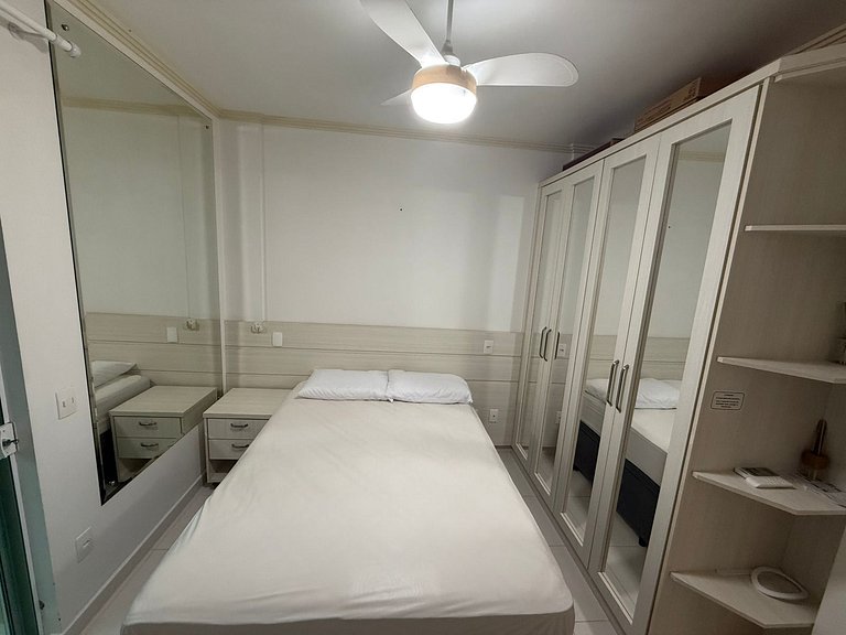 cód 81 - Apartamento de 3 dormitórios á 90m do mar