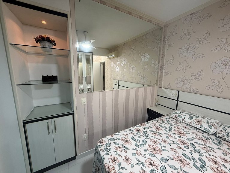 cód 81 - Apartamento de 3 dormitórios á 90m do mar