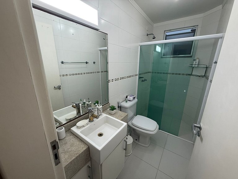 cód 81 - Apartamento de 3 dormitórios á 90m do mar