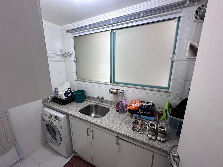 cód 81 - Apartamento de 3 dormitórios á 90m do mar