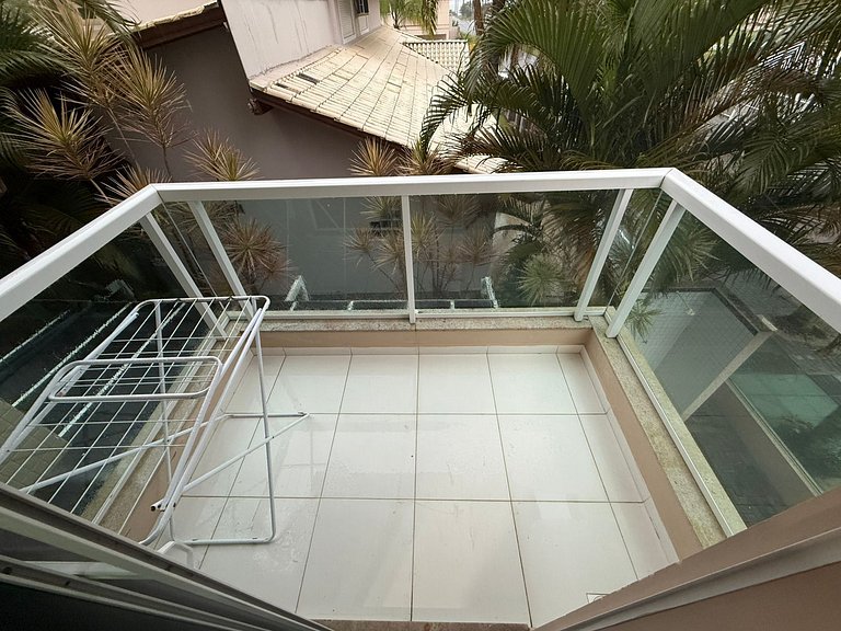 cód 81 - Apartamento de 3 dormitórios á 90m do mar