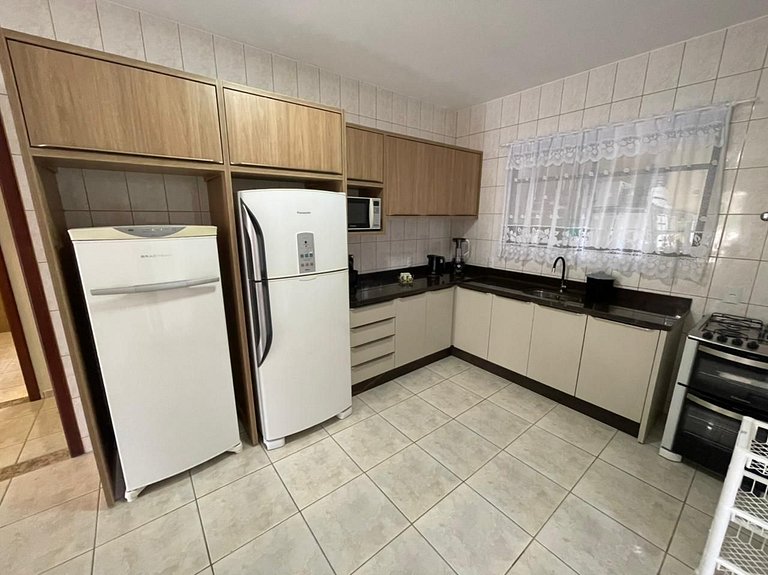 Cód 3 - Casa com piscina a 100 m do mar