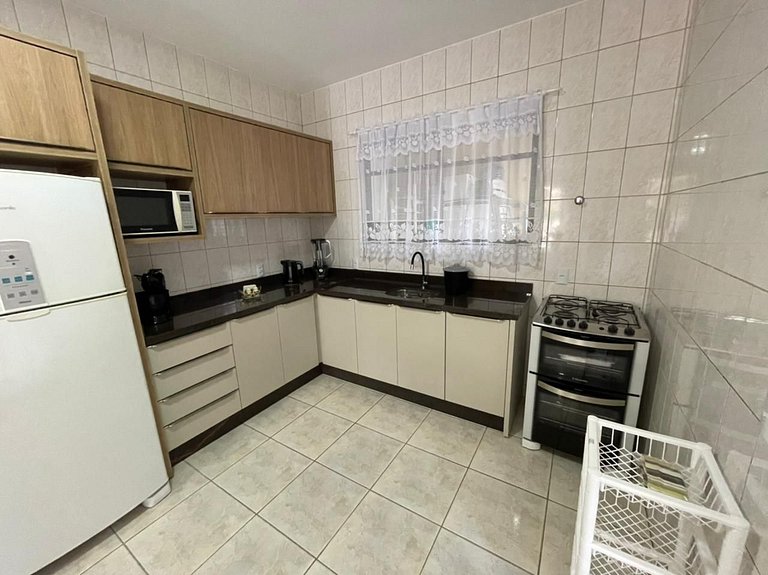 Cód 3 - Casa com piscina a 100 m do mar